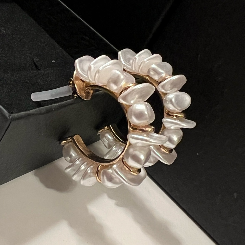 Hoop Earrings/Pearl Cluster Gold- White Pearlescent
